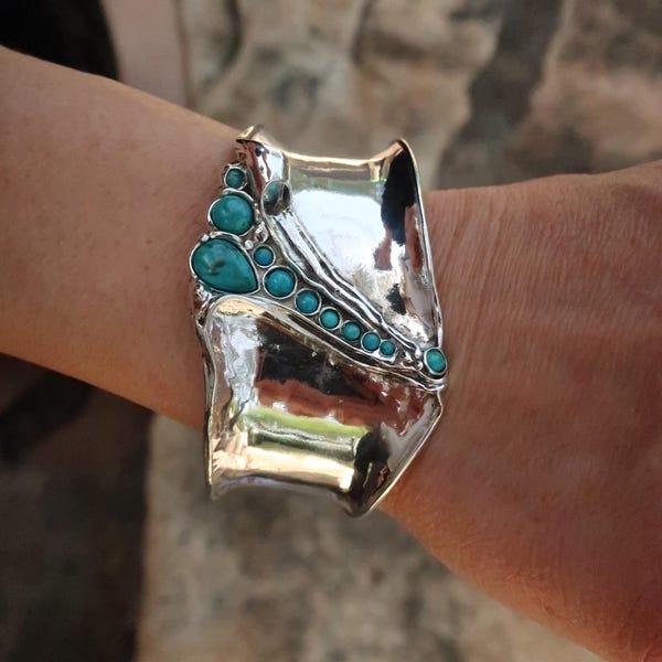 Pulsera ancha de plata con diseño único, estilo boho, con múltiples piedras, para mujer.