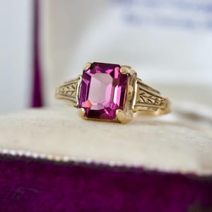 1940s Era Vibrant Purple Synthetic Gemstone Ring in 10k Yellow Gold, Size 4.75, Late Art Deco Pinky Ring, Retro Era Jewelry Emerald Cut Gems