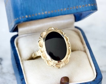 Vintage Black Onyx Ring in 10k Yellow Gold, Size 6.25, 1960s 1970s Cocktail Rings, Unique Scalloped Border, Black Gemstone Solitaire Rings