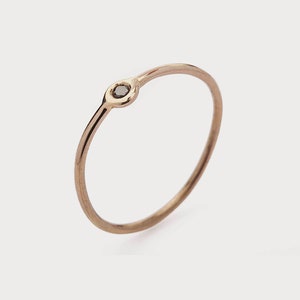 Solitär Diamant Ring für coole Träumer. Schön und Minimal. Handarbeit von Roberto y Victoria.