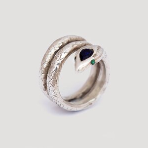 Anillo talismán serpiente de plata hecho a mano y con zafiro y esmeraldas. Hecho a mano por Roberto y Victoria.