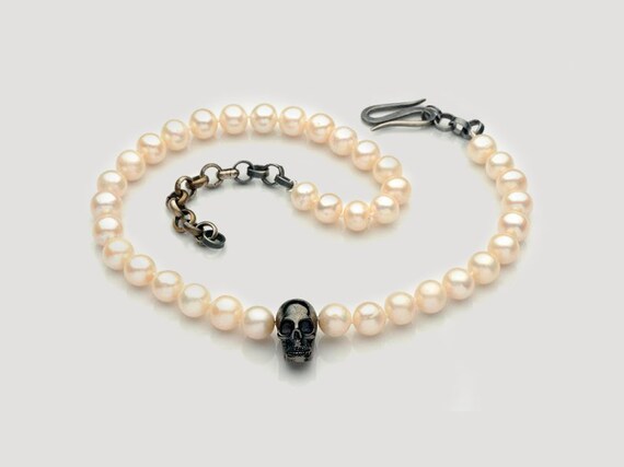 Natural Pearl Necklace With a Skull in 