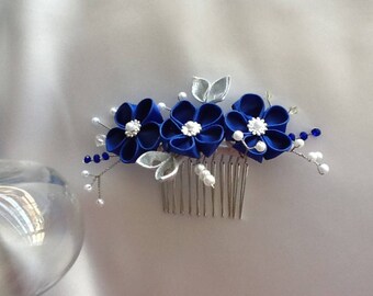 Kobaltblauwe haarkam - koningsblauwe donkerblauwe kanzashi-bloemen met witte parels en blauwe kristallen bicones - bruidshaarbloemen