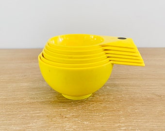 Vintage Crown Corning Geometric Handle Measuring Cups Set of 6 Yellow