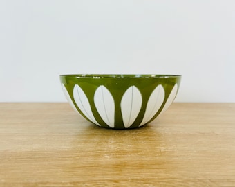 Cathrineholm 7 Inch Avocado Green Lotus Enamel Mixing Bowl Made in Norway