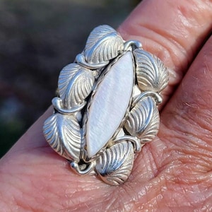 mother of pearl ring size 6 1970&#39;s genuine natural mop with gorgeous feathers NAVAJO designer signed sterling silver ring