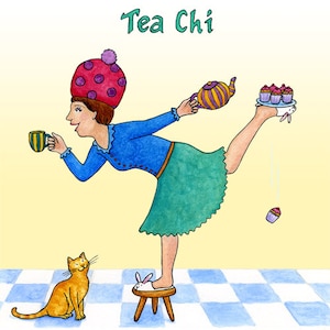 Puede incluir: Ilustración en acuarela titulada "Tea Chi" que representa a una mujer en equilibrio con una taza de té, una tetera y cupcakes. Lleva una blusa azul, una falda verde y un sombrero de lunares. Un gato naranja y un pequeño taburete con una zapatilla de conejo también están en la imagen.