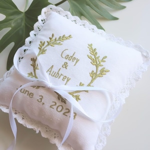 Cuscino per fedi nuziali - Cuscino personalizzato ricamato per fedi nuziali, decorazione ricordo e regalo per un giorno speciale (R189)