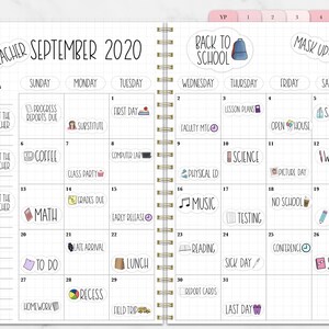 Pu&ograve; includere: Una pagina di pianificatore per settembre 2020, con un layout di calendario e adesivi. Gli adesivi includono "Back to School", "Mask Up" ed etichette giornaliere come "Lesson Plans" e "Study". L'agenda ha linguette rosa e rilegatura a spirale.