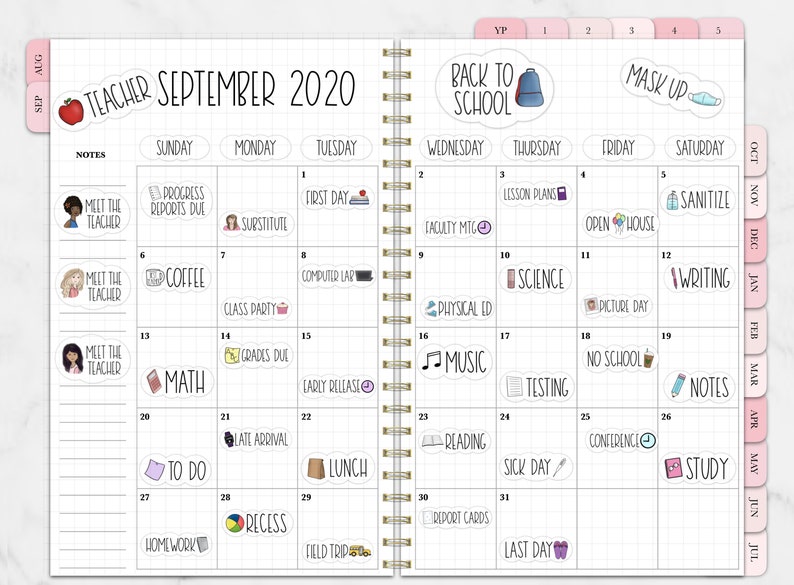 Pu&ograve; includere: Una pagina di pianificatore per settembre 2020, con un layout di calendario e adesivi. Gli adesivi includono "Back to School", "Mask Up" ed etichette giornaliere come "Lesson Plans" e "Study". L'agenda ha linguette rosa e rilegatura a spirale.