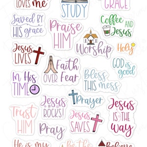 Puede incluir: Una colecci&oacute;n de pegatinas coloridas con temas religiosos. Las pegatinas presentan frases como "Jes&uacute;s me ama", "Estudio b&iacute;blico" y "Ora". Varios dise&ntilde;os incluyen cruces, una iglesia y una taza de caf&eacute;.