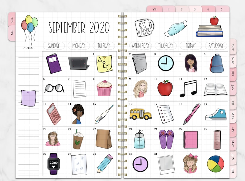 Pu&ograve; includere: Una pagina di pianificazione per settembre 2020 con varie illustrazioni a tema scolastico. Include un taccuino, un laptop, una mela, un autobus scolastico e altre icone. La pagina &egrave; decorata con accenti rosa e uno sfondo a griglia.