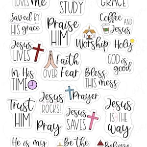 Puede incluir: Una colecci&oacute;n de pegatinas blancas con escritura negra y varias ilustraciones. Las pegatinas presentan frases religiosas como "Jes&uacute;s me ama", "Alabadle" y "Cree en el Se&ntilde;or". Otros dise&ntilde;os incluyen cruces, una iglesia y velas.