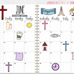 Puede incluir: Una agenda espiral abierta al mes de junio, con ilustraciones dibujadas a mano. El calendario incluye im&aacute;genes de una cruz, velas, un sol, una taza de caf&eacute; y una iglesia. La palabra "Junio" est&aacute; en la parte superior.