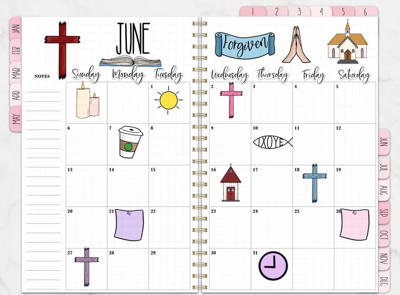 Puede incluir: Una agenda espiral abierta al mes de junio, con ilustraciones dibujadas a mano. El calendario incluye im&aacute;genes de una cruz, velas, un sol, una taza de caf&eacute; y una iglesia. La palabra "Junio" est&aacute; en la parte superior.