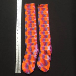 Calcetines naranjas y magenta teñidos de corbata hasta la rodilla Se adapta a la talla de zapato de hombre 6-10