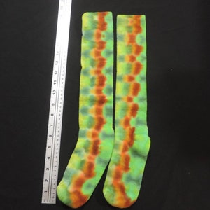 Verde con raya marrón Calcetines teñidos de corbata Hasta la rodilla Se adapta a la talla de zapato de hombre 6-10