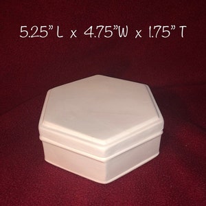 Puede incluir: Caja hexagonal blanca con tapa. La caja mide 13,3 cm de largo por 12,1 cm de ancho por 4,4 cm de alto.