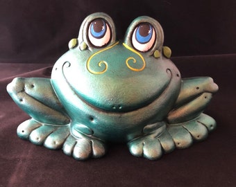 Non verniciato, pronto per essere dipinto o dipinto a mano in ceramica biscuit Lilly Pad the Frog