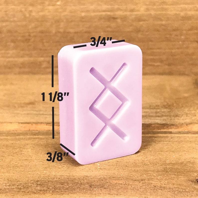 Pode incluir: Um azulejo retangular de cor roxo claro com um desenho geom&eacute;trico branco em relevo. O azulejo mede 3/4 polegadas de largura por 1 1/8 polegadas de altura por 3/8 polegadas de espessura.