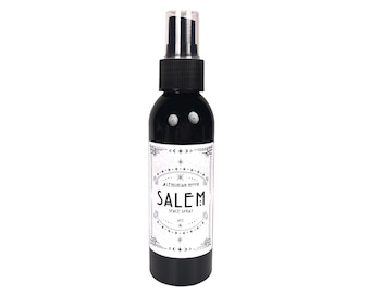 Peut inclure: Une bouteille noire avec un vaporisateur noir et une étiquette blanche qui dit "Lemurian Moon Salem Space Spray".