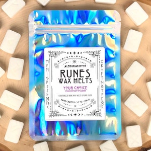 Pode incluir: Uma bolsa hologr&aacute;fica contendo 25 derretimentos de cera branca em forma de runas. A bolsa tem o texto "Lemurian Moon Runes Wax Melts Your Choice Your Choice of Scent Hand Crafted - 5.7 oz - 170g" impresso nela.