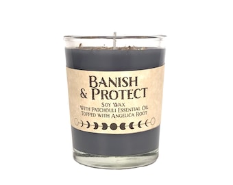 Könnte beinhalten: Eine schwarze Sojawachskerze in einem Glasgefäß mit einem Etikett, auf dem "Banish & Protect" steht, sowie der Text "Soy Wax with Patchouli Essential Oil Topped with Angelica Root" und ein Mondphasen-Design.