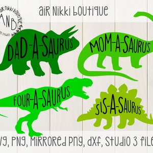 Puede incluir: Siluetas de dinosaurios verdes con el texto "Dad-A-saurus", "Mom-A-saurus", "Four-A-saurus" y "Sis-A-saurus".