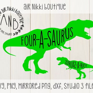 Peut inclure: Silhouette de dinosaure verte avec le texte "FOUR-A-SAURUS" dessus. Une silhouette de dinosaure verte plus petite avec le texte "FOUR-A-SAURUS" est en dessous du plus grand dinosaure. Le texte "air Nikki boutique" est en haut de l'image.
