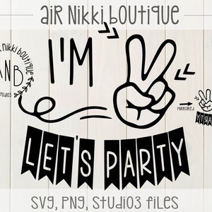 Puede incluir: Diseño gráfico en blanco y negro con el texto "I'M LET'S PARTY" en estilo de banner. El diseño también incluye un signo de paz y el texto "ANB air Nikki boutique" en un círculo.