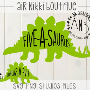 Puede incluir: Silueta de dinosaurio verde con el texto "FIVE-A-SAURUS" en negro. El dinosaurio está mirando hacia la derecha y tiene una versión más pequeña de sí mismo mirando hacia la izquierda con el texto "FIVE-A-SAURUS" reflejado. El texto "Air Nikki Boutique" y "SVG, PNG, Studio3 files" también están incluidos en la imagen.