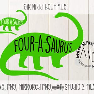 Peut inclure: Silhouette verte d'un dinosaure avec le texte "FOUR-A-SAURUS" écrit sur le corps. Une silhouette de dinosaure plus petite se trouve dans le coin supérieur gauche avec le texte "FOUR-A-SAURUS" écrit sur le corps. Le texte "air Nikki boutique AND Svg, Png, Studio3" est dans un cercle avec une bordure feuillue dans le coin inférieur droit. Le texte "SVG, PNG, MIRRORED PNG, dxf, Studio 3 files" est en bas de l'image.