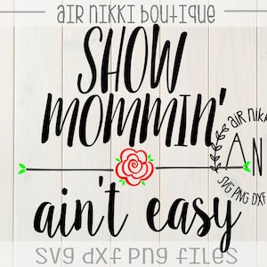 Puede incluir: Gráfico de texto en blanco y negro con una rosa roja y hojas verdes. El texto dice "Show Mommin' ain't easy".