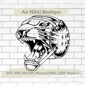 Puede incluir: Ilustración vectorial en blanco y negro de un animal gruñendo que lleva un casco. La boca del animal está abierta, mostrando dientes afilados. El casco tiene un diseño de rejilla y está decorado con pequeños círculos. El texto "Air Nikki Boutique" está encima de la imagen.