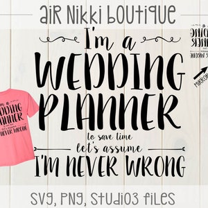 Könnte beinhalten: Ein schwarz-weißes Grafikdesign mit dem Text "I'm a Wedding Planner to save time let's assume I'm never wrong" und ein pinkfarbenes T-Shirt mit dem gleichen Text in kleinerer Schrift. Das Design befindet sich auf einem weißen Holzgrund.