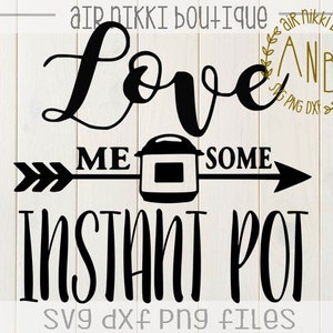 以下が含まれることがあります： 「Love me some Instant Pot」というテキストと右を指す矢印が描かれた白黒のグラフィックデザイン。画像の下部に「SVG DXF PNG Files」というテキストがあります。