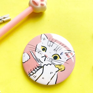 Mochi Taking Notes 58mm Button Badge, Cute White Cat Pin, Stocking Filler, Funny Kitty Brooch, Pet Gift, Twitch, Gamer, Gaming