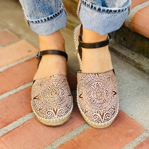 Leather Sandals Woman Mexican Shoes Vintage Style 1970s-Floral-Flip Flops-Hippie-BOHO-Tribal-Shoes-Summer-Handmade Sandals-Huaraches