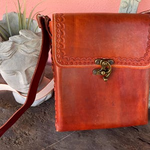 Handgefertigte echte Ledertasche Geldbörse Crossbody Hand gestempelt verschönert BOHO Boho Beach Fashion Hipster Fiesta trendige Geschenkideen