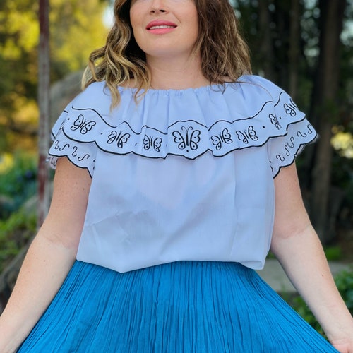 Blouse paysanne Mirabel à épaules dénudées pour adultes, fleurs brodées à la machine, papillons, tenue de fête d'anniversaire hippie Encanto
