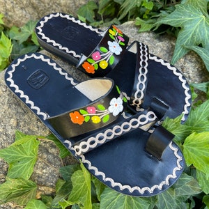 Black Leather Sandals Woman Mexican Shoes Vintage Style 1970s-Floral-Flip Flops-Hippie-BOHO-Tribal-Shoes-Summer-Handmade Sandals-Huaraches