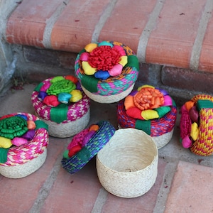 Mini handgeweven geschenkdoos (set van 6)-mand-handgemaakt-palmblad-boho-fiesta-decor-traktaties-fiesta bruiloft-maïsschil-rotan-land-candy-amor