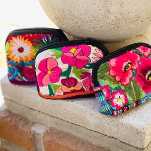 Mini sac brodé Huipil pour pièce de monnaie, sac à main, hippie, bohème, art folklorique, huipil, fleurs, art folklorique, arty, fiesta mexicaine, cadeau d'anniversaire, féministe, amour