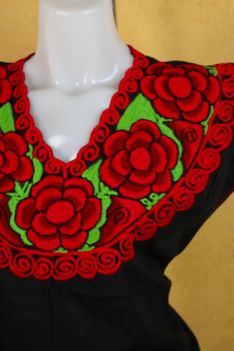 Traditional Embroidered Multicolor Flower Mexican Huipil on 100/% Cotton-Black-BOHO-Hippie-Frida Kahlo-Festival Fashion-Fiesta Rose Gift