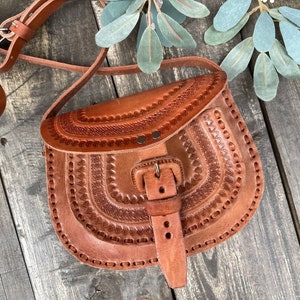 Handgefertigte echte Ledertasche Geldbörse Runde Crossbody Hand gestempelt verschönert BOHO Boho Strand Mode Hipster Fiesta trendige Geschenkideen