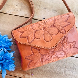 Handgefertigte echte Ledertasche Geldbörse Runde Crossbody Hand gestempelt verschönert BOHO Boho Strand Mode Hipster Fiesta trendige Geschenkideen