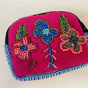 Mini Huipil bestickte Münztasche-Geldbörse-Hippie-BOHO-Folk Art-Huipil-Blumen-Folk Art-Artsy-Mexikanische Fiesta Party Favor-Geburtstag-Feminist-Amor