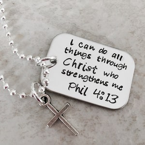 Puede incluir: Collar de plata con un dije de cruz de plata y un dije de etiqueta de plata que dice "Puedo hacer todo a trav&eacute;s de Cristo que me fortalece Fil 4:13".