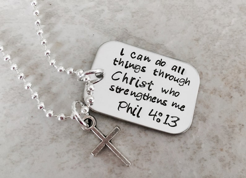 Puede incluir: Collar de plata con un dije de cruz de plata y un dije de etiqueta de plata que dice "Puedo hacer todo a trav&eacute;s de Cristo que me fortalece Fil 4:13".