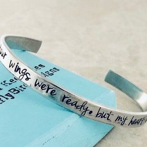 Brazalete conmemorativo personalizado: Joyería grabada a mano para recordar a un ser querido fallecido.